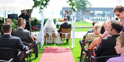 Hochzeit - Art der Location: ausgefallene Location - Alberschwende - Hochzeitszeremonie im Garten - Seehotel am Kaiserstrand