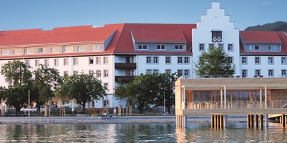 Hochzeit - Art der Location: ausgefallene Location - Alberschwende - Blick auf das Seehotel mit dem Badehaus im Vordergrund - Seehotel am Kaiserstrand