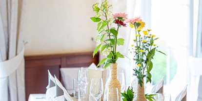 Hochzeit - Hochzeits-Stil: Boho-Glam - Weiden am See - Die stylisch, modern gedeckte Hochzeitstafel im Restaurant Birkenhof in Gols. - Birkenhof Restaurant & Landhotel ****
