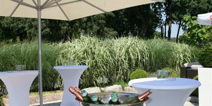 Hochzeit - Hochzeits-Stil: Boho-Glam - Weiden am See - Aperitif im Garten des Birkenhof in Gols. - Birkenhof Restaurant & Landhotel ****