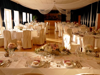 Hochzeit - Hochzeits-Stil: Rustic - Wiener Alpen - Der Festsaal des Grandhotel Niederösterreichischer Hof in Lanzenkirchen. - Grandhotel Niederösterreichischer Hof