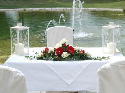 Hochzeit - Art der Location: Hotel - Eine Trauung unter freiem Himmel und am Teich im Grandhotel Niederösterreichischer Hof in Lanzenkirchen. - Grandhotel Niederösterreichischer Hof
