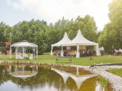 Hochzeit - barrierefreie Location - Lanzenkirchen - Eure Gartenhochzeit vor unserem romantischen Teich. - Grandhotel Niederösterreichischer Hof