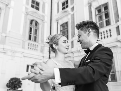 Hochzeit - nächstes Hotel - Bad Vöslau - Ein Brautpaare im Schloss Esterházy im Burgenland. - Schloss Esterházy
