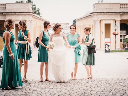 Hochzeit - Hochzeits-Stil: Traditionell - Kottingbrunn - Die Braut auf dem Weg zur Trauung auf Schloss Esterházy. - Schloss Esterházy