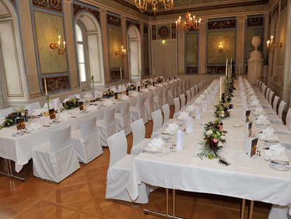 Hochzeit - barrierefreie Location - Lanzenkirchen - Auch eine Tafel ist im Empiresaal möglich - Schloss Esterházy