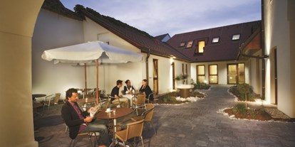 Hochzeit - Standesamt - Bad Radkersburg - Der gemütliche Innenhof lädt zu einem genüsslichen Kaffee oder Sekt ein - der perfekte Ort für einen Empfang.  - Hotel Sporer****