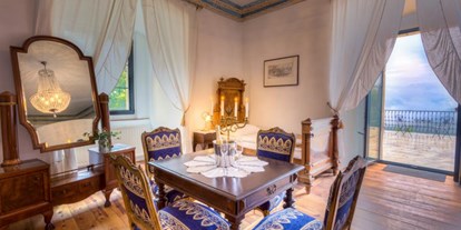 Hochzeit - Umgebung: in den Bergen - Maria Taferl - Hochzeitszimmer - Ritterzimmer 12 mit Terrasse und Schneckendusche - Burg Plankenstein