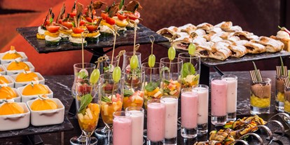 Hochzeit - Candybar: Donutwall - Nassfeld-Pressegger See - Kulinarische Highlights aus der Region erfreuen die Hochzeitsgäste. - Falkensteiner Hotel & SPA Carinzia****