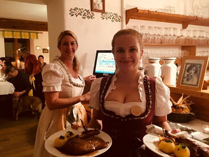 Hochzeit - Art der Location: Gasthaus - Donauraum - Köstlichkeiten soweit das Auge reicht. - Mirli