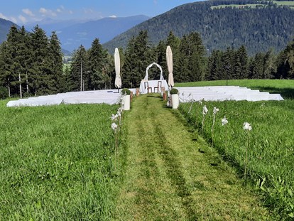 Hochzeit - Umgebung: in den Bergen - Südtirol - Freie Hochzeit im Feld - Stadl/Hotel/Restaurant Alte Goste
