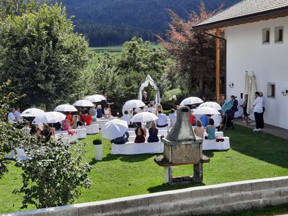 Hochzeit - Umgebung: in den Bergen - Südtirol - Freie Hochzeit im Garten - Stadl/Hotel/Restaurant Alte Goste