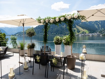 Hochzeit - barrierefreie Location - Leogang - Für eine Trauung am Zeller See bietet das Seehotel Bellevue eine herrliche Terrasse direkt am See. - Seehotel Bellevue****s