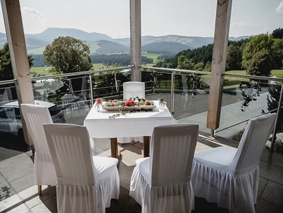Hochzeit - Hochzeitsessen: 3-Gänge Hochzeitsmenü - Steiermark - Der Schöckl als Panorama im Hintergrund. - Lindenberg Stub'n 
