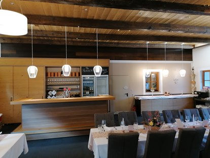 Hochzeit - Hochzeits-Stil: Boho-Glam - Oberösterreich - große Bar und Kuchenbuffet im Birkensaal - Kienbauerhof