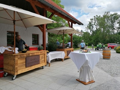 Hochzeit - Hochzeits-Stil: Boho-Glam - Oberösterreich - Grillcatering im Innenhof - Kienbauerhof