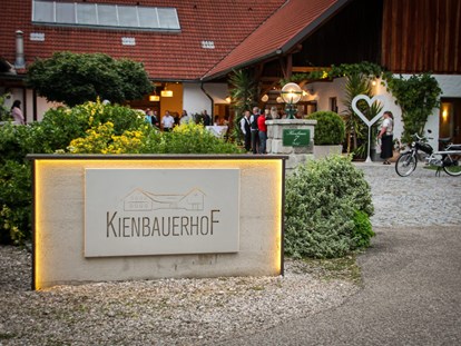 Hochzeit - Hochzeits-Stil: Boho-Glam - Oberösterreich - Eingangsportal am Kienbauerhof - Kienbauerhof