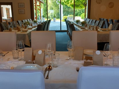 Hochzeit - Hochzeitsessen: Catering - Bezirk Wels-Land - Der große Festsaal am Kienbauerhof bietet einen herrlichen Blick auf den Garten. - Kienbauerhof