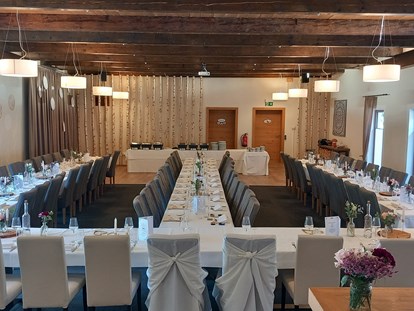 Hochzeit - Hochzeitsessen: Catering - Bezirk Wels-Land - Der große Festsaal bietet Platz für 100 Hochzeitsgäste. - Kienbauerhof