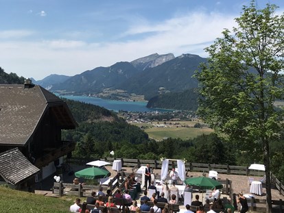 Hochzeit - Umgebung: am Land - Obertraun - Freie Trauung auf der Laimeralm in Strobl mit Blick über den Wolfgangsee. - Laimeralm