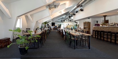 Hochzeit - Hochzeits-Stil: Modern - Mondsee - Unsere Festlocation "All in One" - Dinner, Kitchen, Bar, Music, Dance.... - Living Room