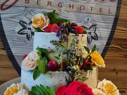 Hochzeit - Hochzeitsessen: mehrgängiges Hochzeitsmenü - Volders - Naked Cake mit frischen Kräutern, Früchten und Blumen passend zum Brautstrauß. - Berghotel Gerlosstein