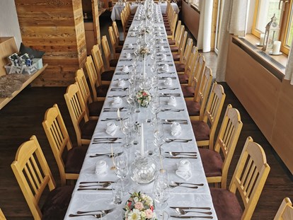 Hochzeit - Art der Location: Alm - Finkenberg - Panoramasaal mit Tafel für bis zu 44 Personen - Berghotel Gerlosstein