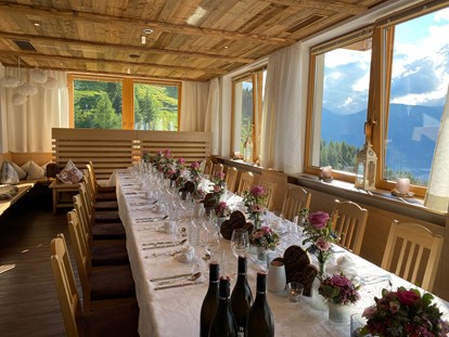 Hochzeit - Hochzeits-Stil: Traditionell - Tirol - Hochzeitstafel mit Panoramablick - Berghotel Gerlosstein