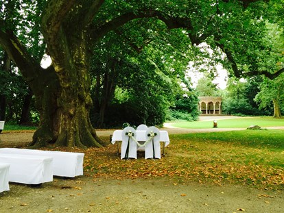 Hochzeit - Art der Location: Schloss - Niederrhein - Alternative zum Pavillon... ene Trauung an unserem schönen Mammutbaum mitten im großzügigen Schlosspark  - Brasserie Schloss Paffendorf