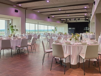 Hochzeit - interne Bewirtung - Gols - Der große Festsaal im FRITZ am See bietet Platz für bis zu 200 Hochzeitsgäste. - das Fritz am See