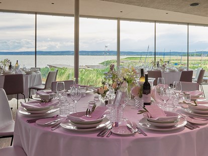 Hochzeit - interne Bewirtung - Der große Festsaal im FRITZ am See bietet einen herrlichen Blick über den Neusiedlersee. - das Fritz am See