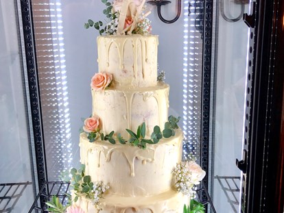 Hochzeit - Hochzeits-Stil: Rustic - Wiener Alpen - Naked Cake aus der Schlosskonditorei - Hochzeitsschloss Gloggnitz
