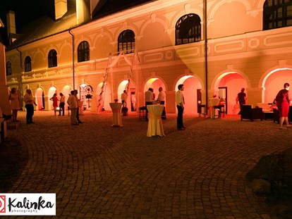Hochzeit - Hochzeits-Stil: Traditionell - Lanzenkirchen - Night-Life im Innenhof - Hochzeitsschloss Gloggnitz