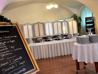 Hochzeit - Hochzeits-Stil: Traditionell - Lanzenkirchen - Buffet im großen Saal - Hochzeitsschloss Gloggnitz