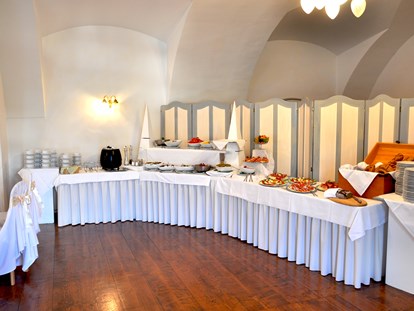 Hochzeit - Hochzeits-Stil: Rustic - Wiener Alpen - Buffet im großen Saal - Hochzeitsschloss Gloggnitz