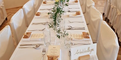 Hochzeit - Umgebung: in einer Stadt - Bezirk Braunau - Gedeckte Tische und behusste Stühle - Gasthof Englwirt 