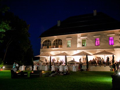 Hochzeit - Trauung im Freien - Bezirk Klagenfurt - Kino im Schlossgarten bei einer Hochzeit - Schloss Maria Loretto am Wörthersee
