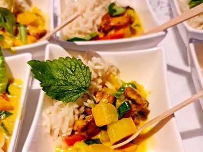 Hochzeit - Parkplatz: kostenlos - Vegane Fingerfoods, Curry mit geräuchertem Tofu und Basmatireis  - Schloss Maria Loretto am Wörthersee