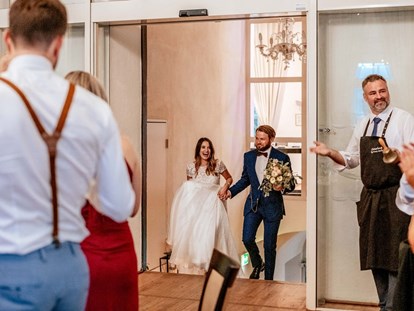 Hochzeit - Hochzeitsessen: Buffet - Feistritz im Rosental - Das Brautpaar kommt in den Dinner Saal und wird von den Gäste mit stehenden Applaus erwartet. - Schloss Maria Loretto am Wörthersee