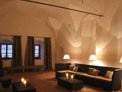 Hochzeit - Art der Location: Schloss - Die stylishe Kamin-Lounge ist ideal für Brautstehlen geeignet. - Landschloss Parz