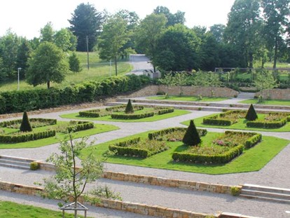 Hochzeit - Art der Location: Schloss - Blick in den formal gestalteten Renaissance-Garten - Landschloss Parz