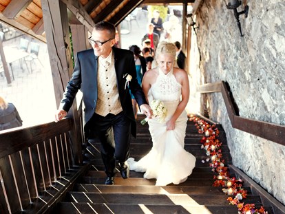 Hochzeit - Hochzeitsessen: Buffet - Feistritz im Rosental - Brautpaar auf dem Weg zum Hochzeitssaal, Burg Landskron - Burg Landskron