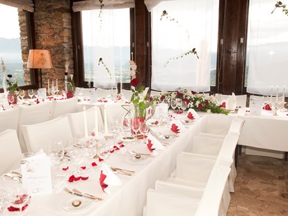 Hochzeit - Art der Location: privates Anwesen - Österreich - Hochzeitstafel im Turmsaal, Burg Landskron - Burg Landskron