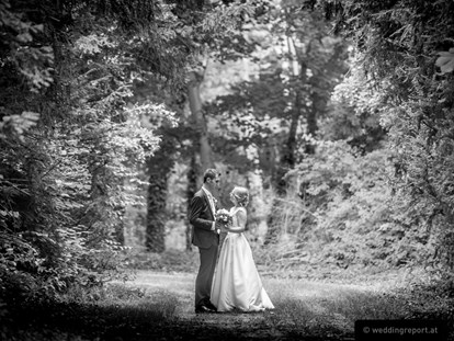 Hochzeit - Standesamt - Bezirk Neusiedl am See - Fotoshooting im nahegelegenen Wald.
Foto © weddingreport.at - Schloss Halbturn - Restaurant Knappenstöckl