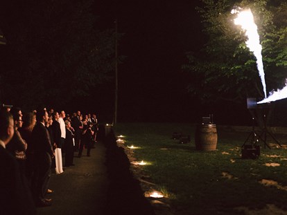 Hochzeit - Umgebung: am Fluss - Deutschland - Feuershow am Abend - Heiraten auf Schloss Horneck / Eventscheune 