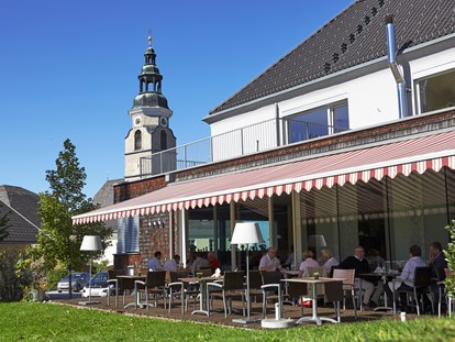 Hochzeit - interne Bewirtung - Ebenau - Lage mitten im Grünen, Blick auf die Terrasse - Kirchenwirt Strasswalchen