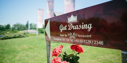 Hochzeit - Art der Location: Bauernhof/Landhaus - St. Veit an der Glan - Heiraten auf Gut Drasing in Krumpendorf am Wörthersee, Kärnten.
Foto © henrywelischweddings.com - Gut Drasing