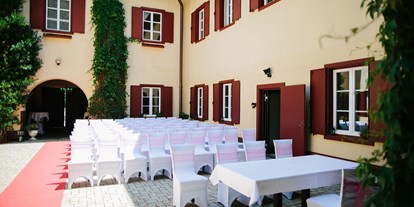 Hochzeit - Art der Location: Bauernhof/Landhaus - Landskron - Heiraten auf Gut Drasing in Krumpendorf am Wörthersee, Kärnten.
Foto © henrywelischweddings.com - Gut Drasing