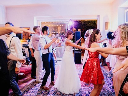 Hochzeit - Garten - Ossiach - Der Eröffnungstanz ist die Krönung des Abends bevor die Party beginnt und gehört zu jedem großartigen Hochzeitsfest dazu. - Alte Schule