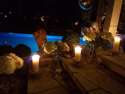 Hochzeit - Art der Location: Eventlocation - Maria Saal - Auch die Beleuchtung in der Nacht ist bei uns eine Herzensangelegenheit, damit sich Sie und Ihre Gäste durchgehend wohl fühlen können.  - Alte Schule